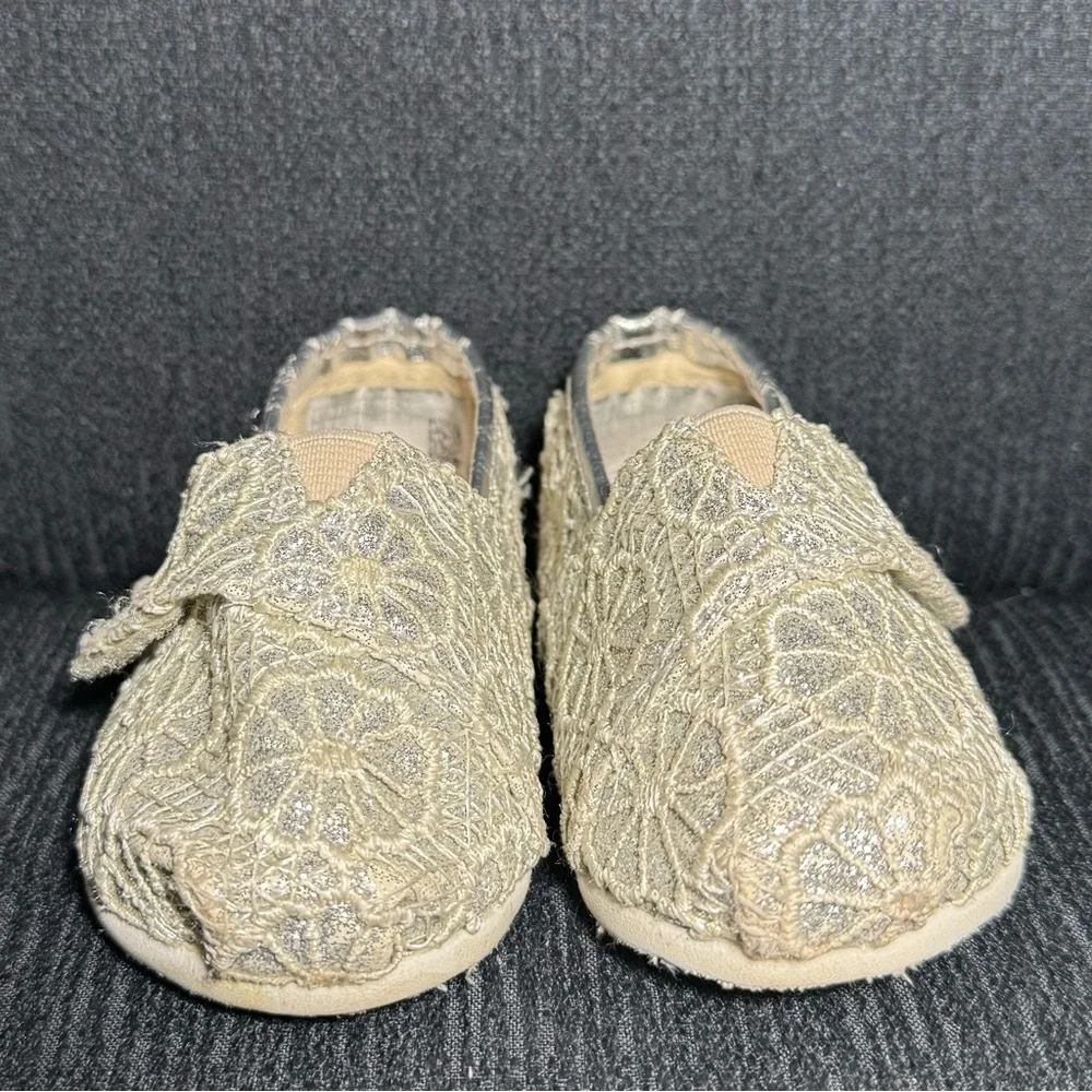 Cute, Sparkly Toms, Silver Glitter with‎ Lace overlay, T4 Toddler Size, EUC